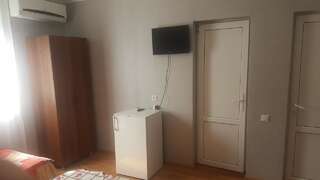 Гостевой дом Guest house on Sosnalieva 12 Гагра Четырехместный номер с основными удобствами-4