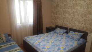 Гостевой дом Guest house on Sosnalieva 12 Гагра Трехместный номер с основными удобствами-4