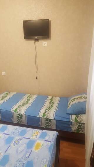 Гостевой дом Guest house on Sosnalieva 12 Гагра Трехместный номер с основными удобствами-5