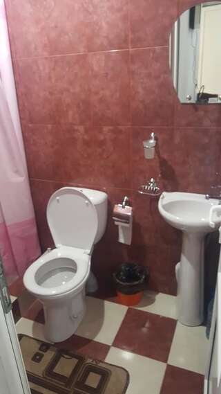 Гостевой дом Guest house on Sosnalieva 12 Гагра Четырехместный номер с основными удобствами-7