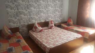 Гостевой дом Guest house on Sosnalieva 12 Гагра Четырехместный номер с основными удобствами-1