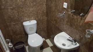 Гостевой дом Guest house on Sosnalieva 12 Гагра Четырехместный номер с основными удобствами-9