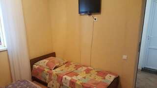 Гостевой дом Guest house on Sosnalieva 12 Гагра Трехместный номер с основными удобствами-13