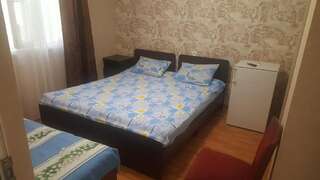 Гостевой дом Guest house on Sosnalieva 12 Гагра Трехместный номер с основными удобствами-14