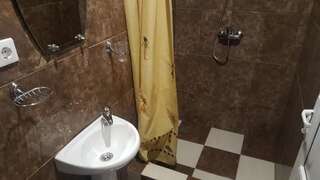 Гостевой дом Guest house on Sosnalieva 12 Гагра Трехместный номер с основными удобствами-23